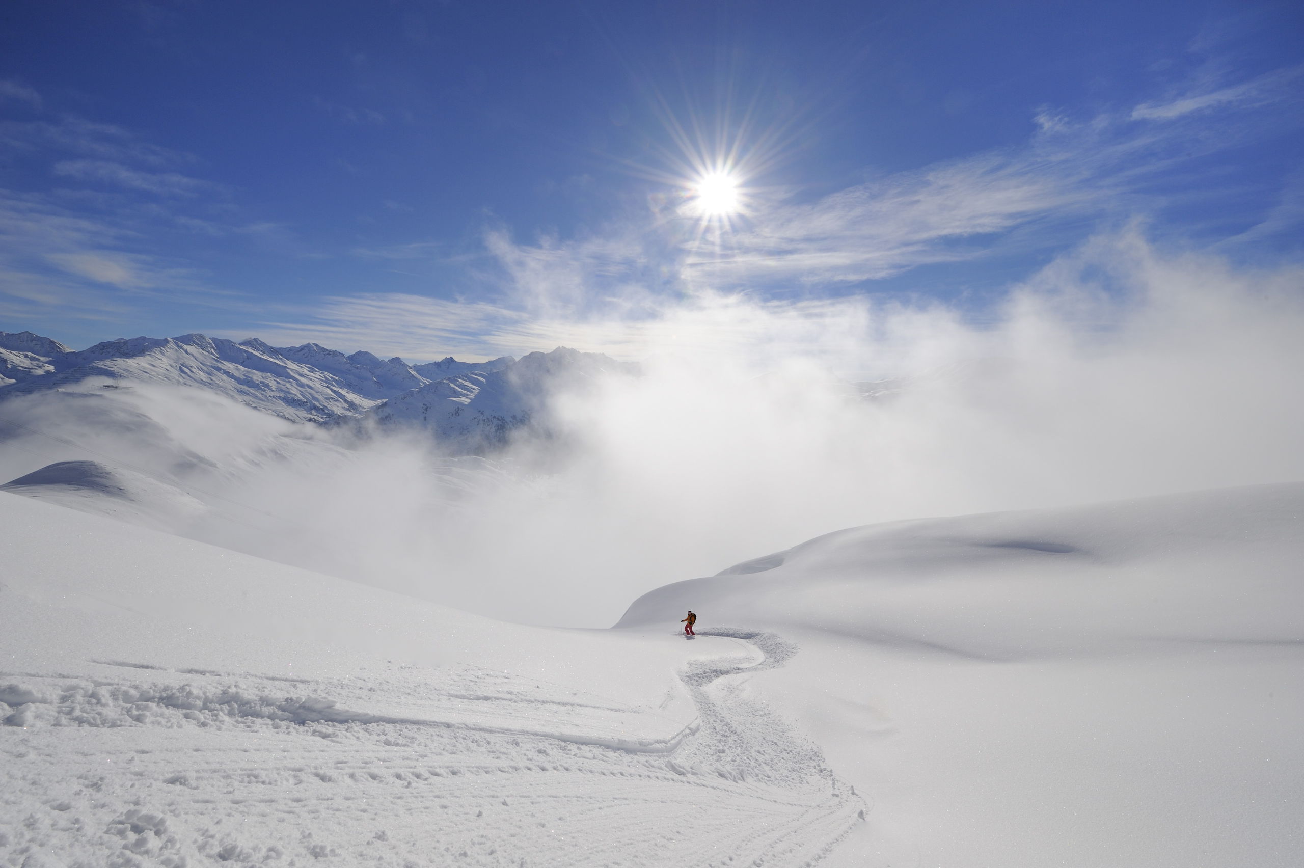 Skifahren in Tirol. Schwünge durch den Pulverschnee.