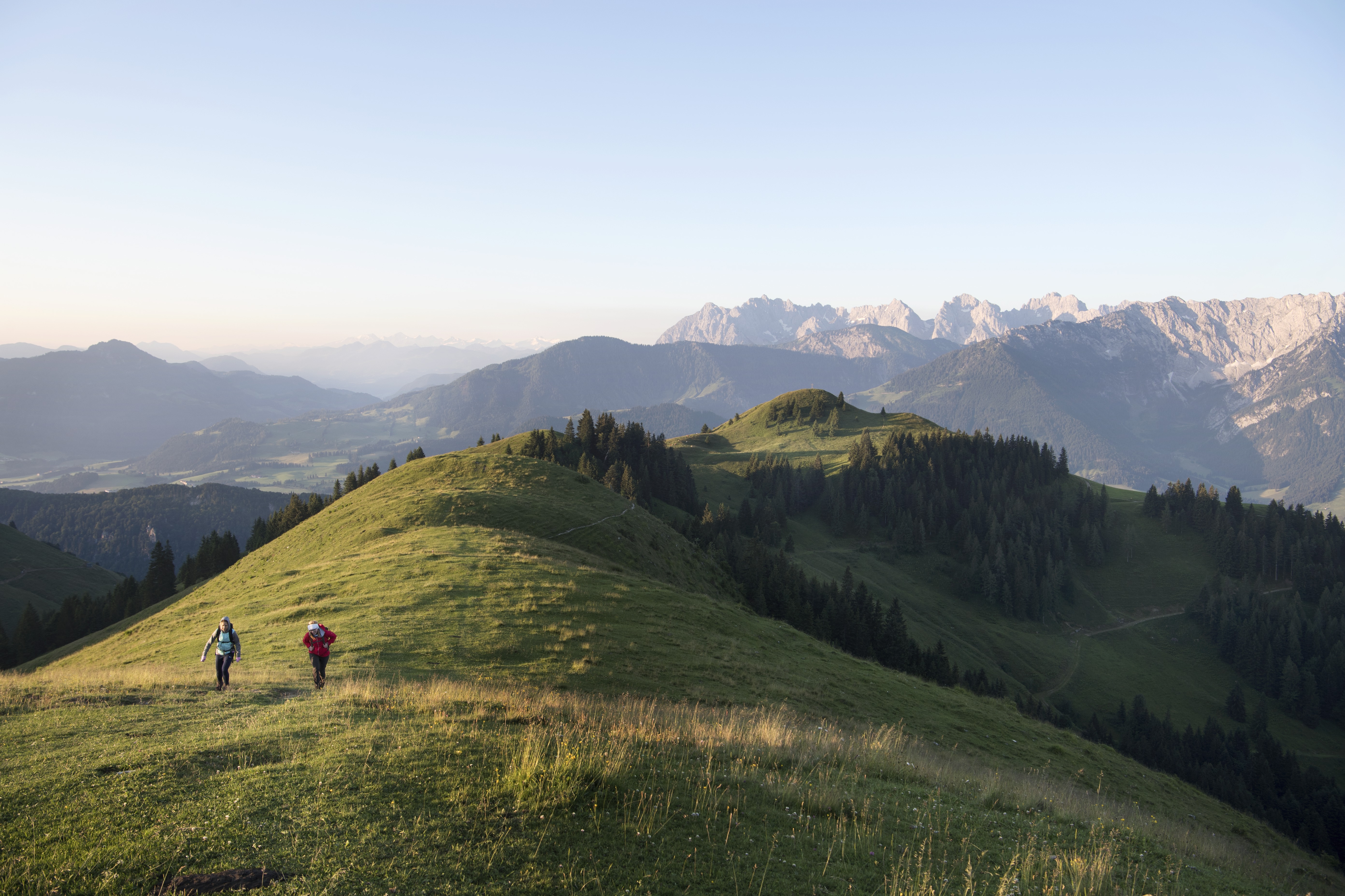 Wanderer in einer Tiroler Almlandschaft
